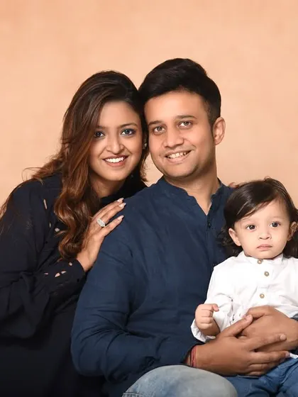 A classic family portrait against a simple, elegant backdrop. This timeless style ensures the focus remains on the family's connection.