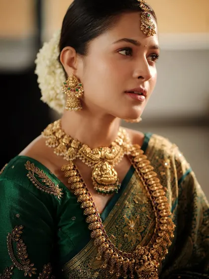 The full necklace set, including the choker and the longer kasu mala, creates a beautiful layered look that is perfect for festive occasions or weddings.