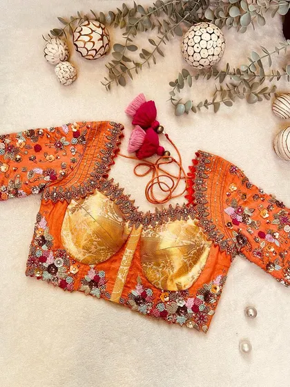 Another view of the peach corset blouse, a perfect harmony of tradition and modernity.
