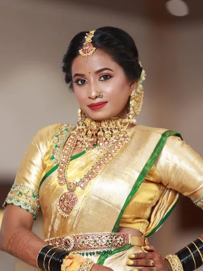 A powerful and confident bridal pose. Aisha's choice of a grand choker and long haram set with a detailed pendant makes for a truly memorable wedding day look.