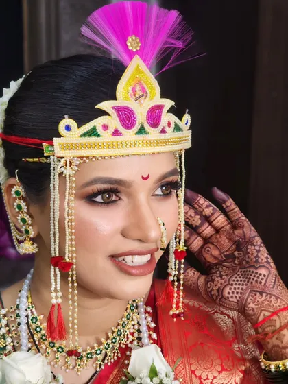 Picture perfect Surabhi. Her eyes truly spoke a thousand vows. For her Maharashtrian wedding, I focused on creating a classic look with a traditional 'mundavalya' headpiece and flawless makeup.