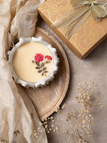 Simple and elegant, this marble urli candle is decorated with pressed and dried flowers, creating a beautiful botanical display.