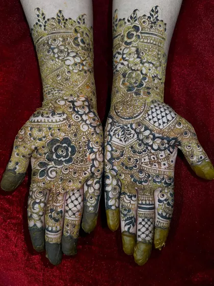 This full-coverage bridal design combines floral elements, checkerboard fills, and leafy vines. The rich, dark paste promises an exceptionally deep stain for the wedding day.