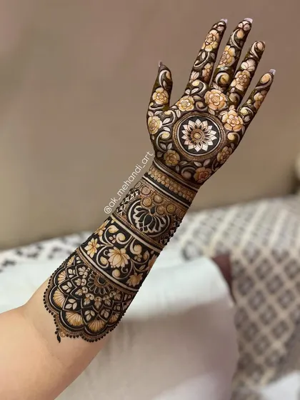 A beautiful example of a floral-themed bridal arm. My lessons include how to draw various types of flowers, especially roses and lotuses, and arrange them in a flowing pattern that covers the hand and arm elegantly.