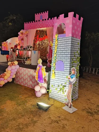 A life-sized Rapunzel tower was a central feature of this princess-themed party. The tower, complete with Rapunzel's long braid, added a magical, fairytale element to the event.