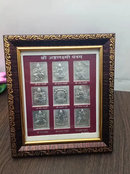 Is 999 silver-plated frame mein Ashtalakshmi Yantram hai. Ise aap apne ghar ya office mein rakh sakte hain, yeh aapke aas paas ek positive energy banaye rakhta hai.