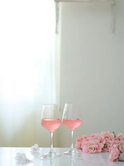 An alternate angle of the rosé wine glasses, playing with light and reflection to create a clean and airy feel.
