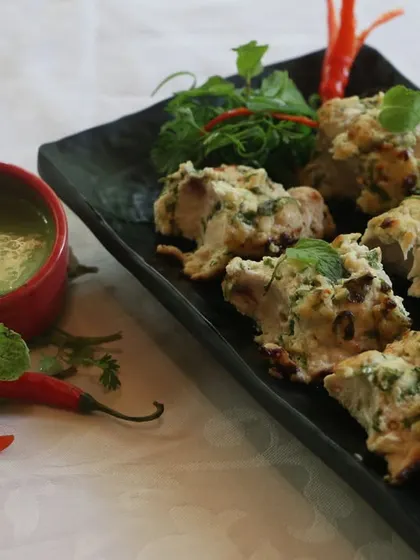 Relish the delectable Murgh Pudina Kalimiri Kabab. This chicken starter is perfect to try out this Monsoon season.