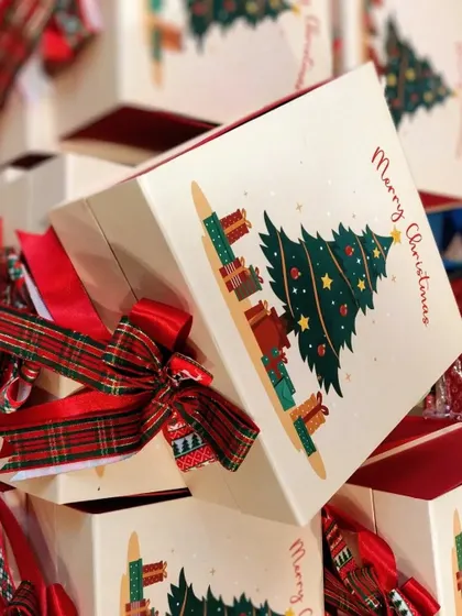 These 'Spread the Cheer' Christmas boxes were custom-made for Rajani Associates, one of my prestigious clients. I delivered these festive boxes all over Mumbai.