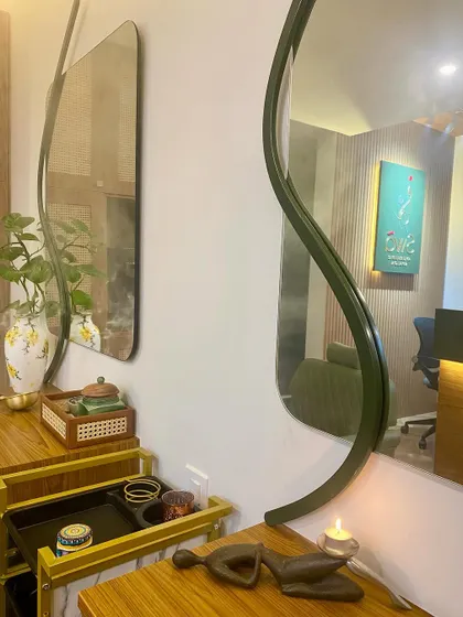 A reflection of our tranquil space. The curved mirrors and warm lighting are part of the carefully curated decor that contributes to the calming and holistic atmosphere at Swã.