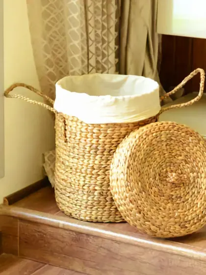 Our woven seagrass laundry basket, complete with a lid and removable cotton liner, combines practicality with natural aesthetics. It’s a beautiful and sturdy solution for organizing your laundry, storing toys, or decluttering any room in your home.