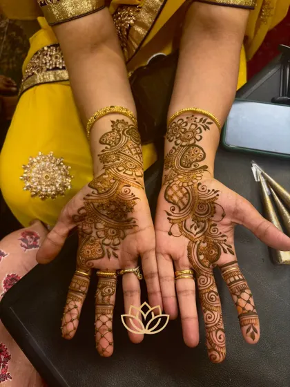 A gorgeous, full-palm Arabic style design for a wedding guest. The pattern flows beautifully from the wrist to the fingertips.