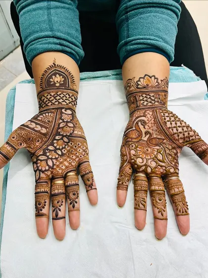 This image shows how we can use different primary motifs on each hand. The left hand has a lotus dome, while the right hand features a peacock, yet they work together beautifully.