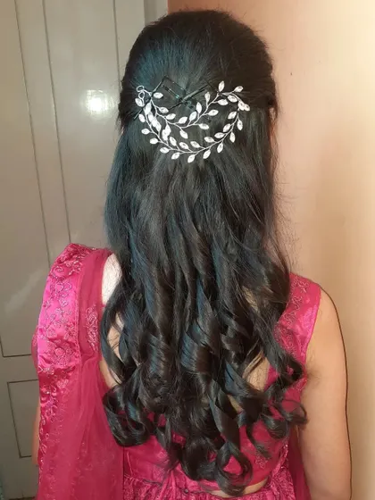 A final look at this classic curly half-updo.