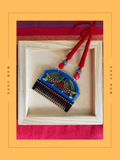 The other side of the comb necklace, featuring a colorful fish design. This double-sided feature makes the piece incredibly versatile, allowing you to match it with different outfits.