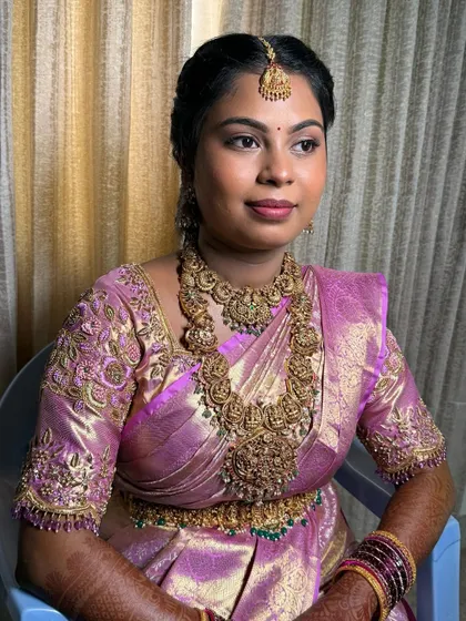 A simple and elegant look for Namratha's engagement ceremony. She wanted golden glittery eyes and a look that was true to her own skin tone.