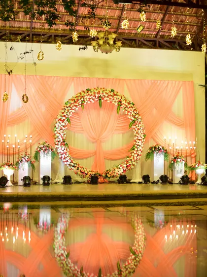 The same floral ring stage reflected in the glossy floor, creating a stunning visual effect. We pay attention to how the decor will look in photos.