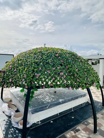 A full view of the completed artificial greenery dome on a rooftop. This structure is ready to become a centerpiece for relaxation or entertainment, offering shade and beauty without the hassle.