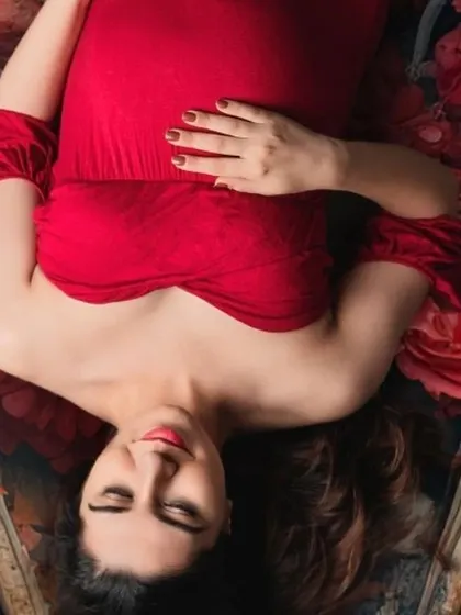 A close-up detail from the creative boat session, focusing on the beautiful mom-to-be and her bump. Even the close-ups from this concept are incredibly artistic.