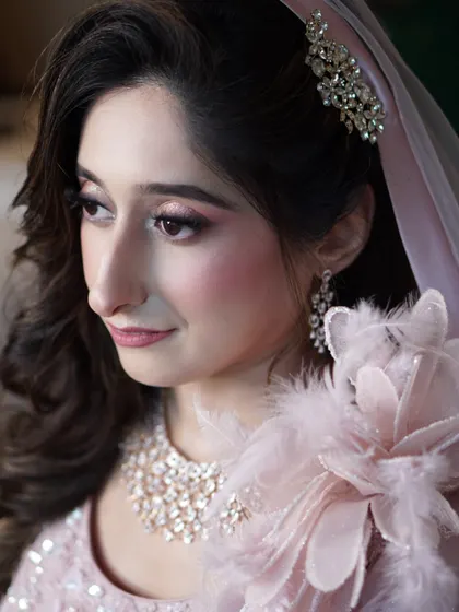 Capturing the soft elegance of an engagement look. The gentle pink tones on the eyes and cheeks, paired with a delicate hair accessory, create a romantic and modern bridal style that is simply stunning.