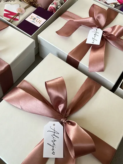 Simple, elegant, and thoughtful. These Women's Day gifts are wrapped in beautiful white boxes with satin ribbons and personalized tags, a perfect token of appreciation.