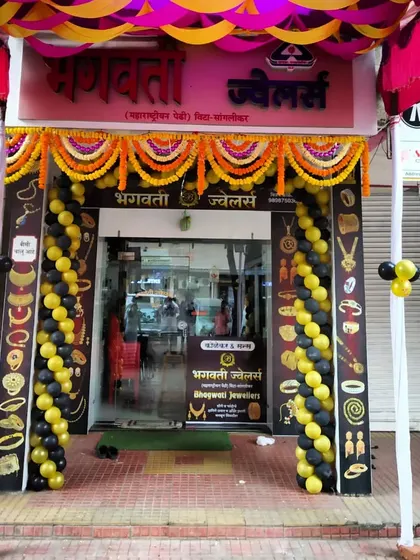 For local businesses like Bhagvati Jewellers, we blend modern and traditional elements. This entrance features balloon pillars paired with classic marigold garlands, creating a festive and culturally relevant look for their opening.