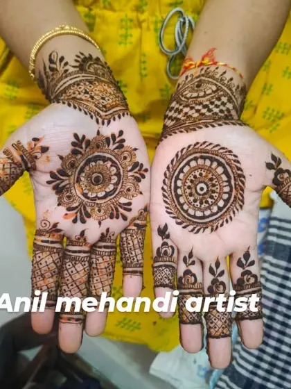 A classic choice for guests, these matching mandala designs are centered on the palm. The fingers have simple, complementary patterns.