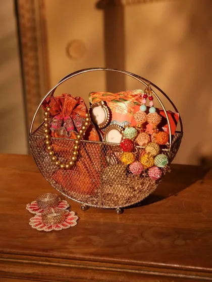 The full view of the round wire basket hamper, a popular choice for its elegant and reusable design.
