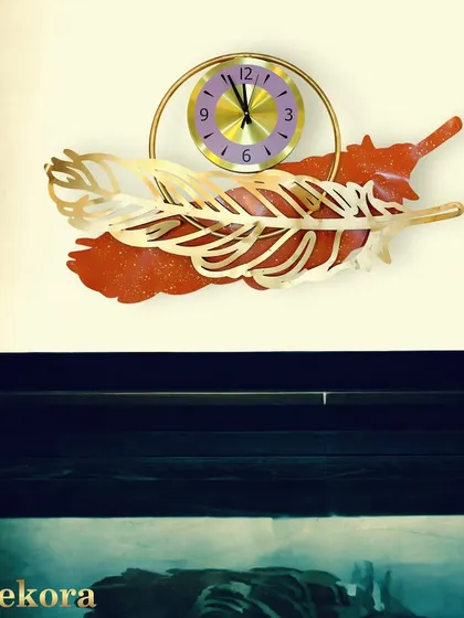 This leaf wall clock combines different materials and finishes for a creative and artistic effect.