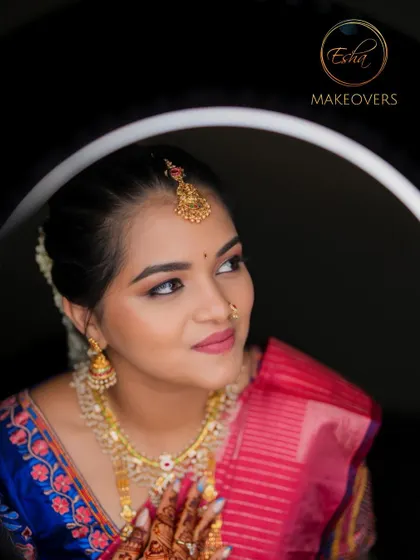 Using a ring light helps me perfect every detail. This shot captures the flawless finish of the makeup and the beautiful sparkle in the bride's eyes before her Muhurtham ceremony.