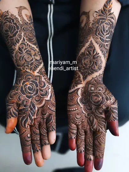 A heavy sider mehendi in the Dubai style, perfect for making a statement.