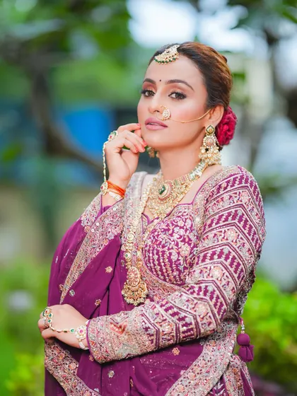 A closer look at the bridal glam, highlighting the flawless base makeup and how the jewelry complements the entire look. I always make sure the makeup works with the outfit and accessories.