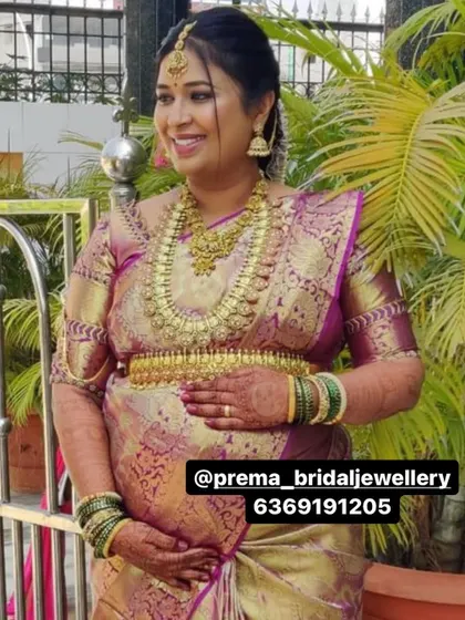 Mom-to-be Trupti looking joyful and radiant in a classic temple jewellery set for her baby shower.