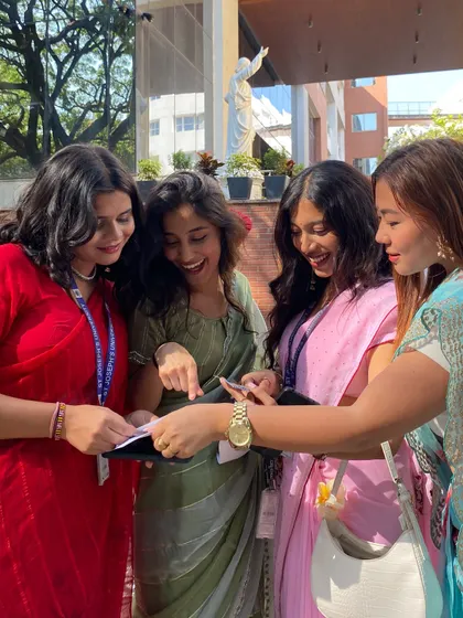 That moment of excitement when you and your friends see the printed photo strip for the first time. Always a highlight!