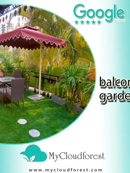This balcony garden is designed for enjoying a sunny afternoon. A large patio umbrella provides shade over a dining set placed on soft artificial grass, surrounded by potted plants. It’s a simple, effective way to create a functional and pleasant outdoor dining nook.