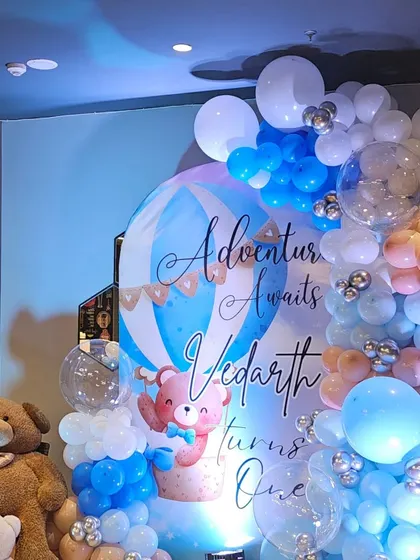 A closer look at the balloon work for the 'Adventure Awaits' theme. I use a mix of balloon sizes and colors, including clear and metallic balloons, to add depth and texture to the arrangements.
