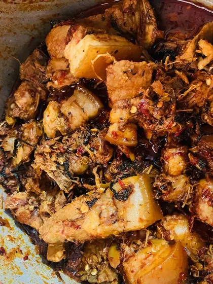 Another look at the pork cooked with dried bamboo shoot and 'etsu molu' chutney.