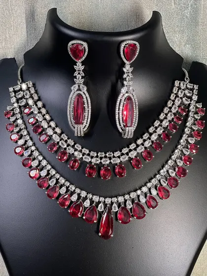 A clear photo of the double-layered ruby and diamond necklace set. Notice the beautiful teardrop shape of the red stones, which adds a classic, regal touch to this rental jewellery piece.