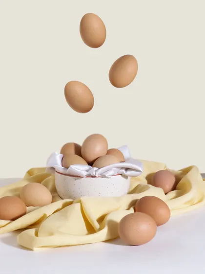 I used the concept of levitation in this creative shot to give a sense of lightness and quality. The eggs appear to float into the bowl, creating a magical and eye catching image for the brand.