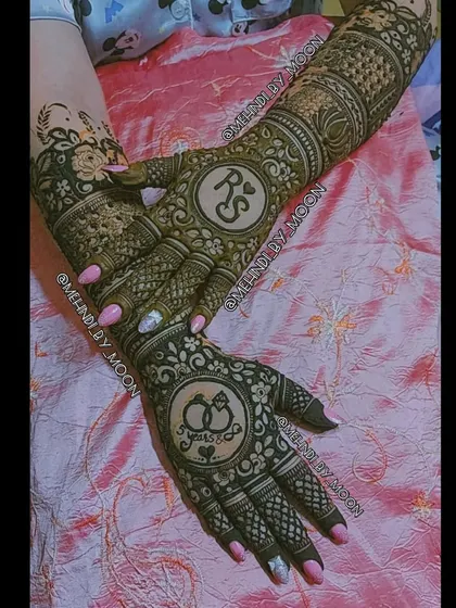 A unique engagement design featuring the couple's initials, RS, and a symbol of two rings. It's a modern and creative way to personalize your mehndi for the ring ceremony.