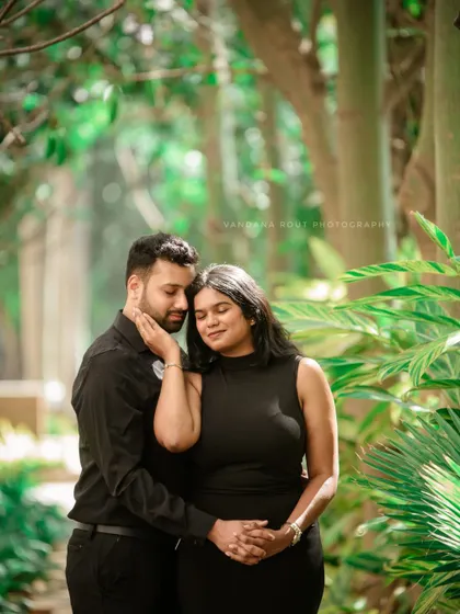 Capturing pure, uninhibited joy. These candid shots in a park setting show how I encourage couples to have fun and be themselves, resulting in genuine and happy memories.