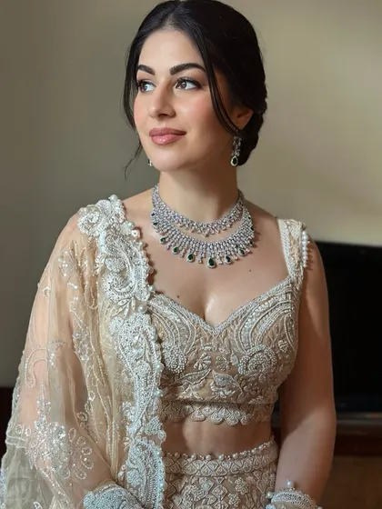 Another beautiful portrait of Ozlem. Her makeup is soft and romantic, with a focus on enhancing her lovely features.