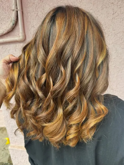 A close-up of the golden hour vibes. The warm tones are so flattering and beautiful. (No filter)
