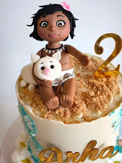 A close-up of the hand-sculpted, edible Moana and Pua topper. I put so much love into these little details to make the cake truly special and personalized for your child.