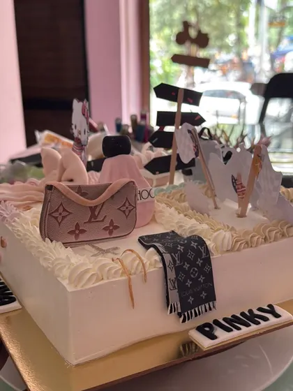 This part of the cake was for a fashion lover, featuring an edible Louis Vuitton bag and scarf. The details make all the difference.