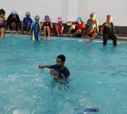 A coach-led splash session, a favorite activity on the last day of camp.