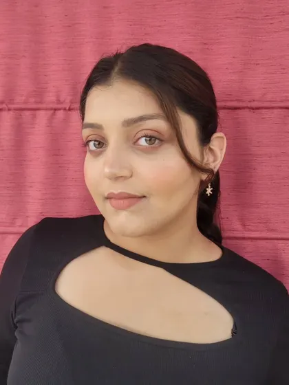 This natural makeup look focuses on creating a dewy skin finish. The eyes are lightly defined and paired with a nude lipstick for an effortlessly beautiful style.