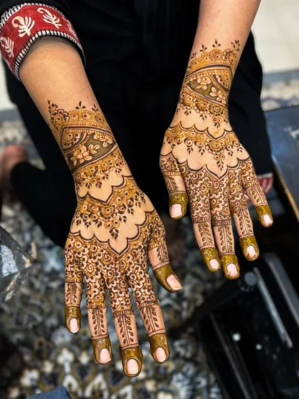 An elegant Arabic-Indian fusion design for a guest, with delicate patterns covering the palm and fingers.