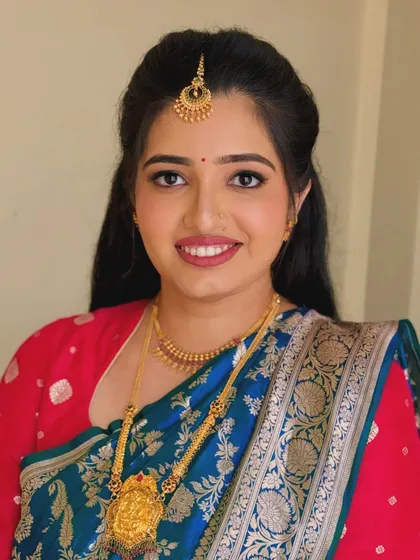 A smiling shot that captures the simple elegance of this pre-wedding look.