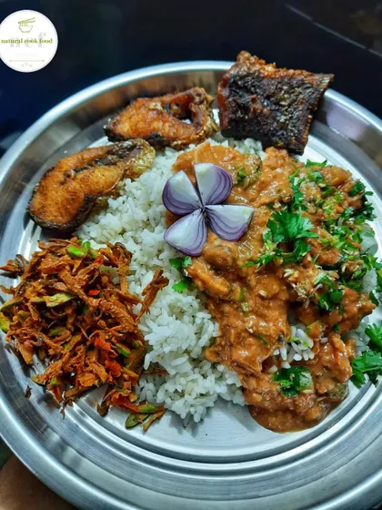My favorite simple platter with the yummiest stink bean eromba, yongchak singju, and crispy fried fish.